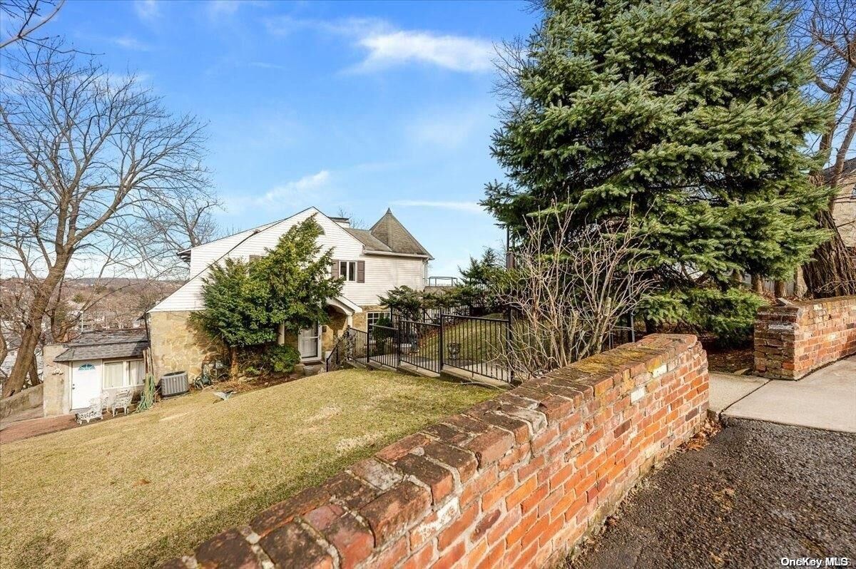 Property Photo:  45 East Loop Road  NY 10304 