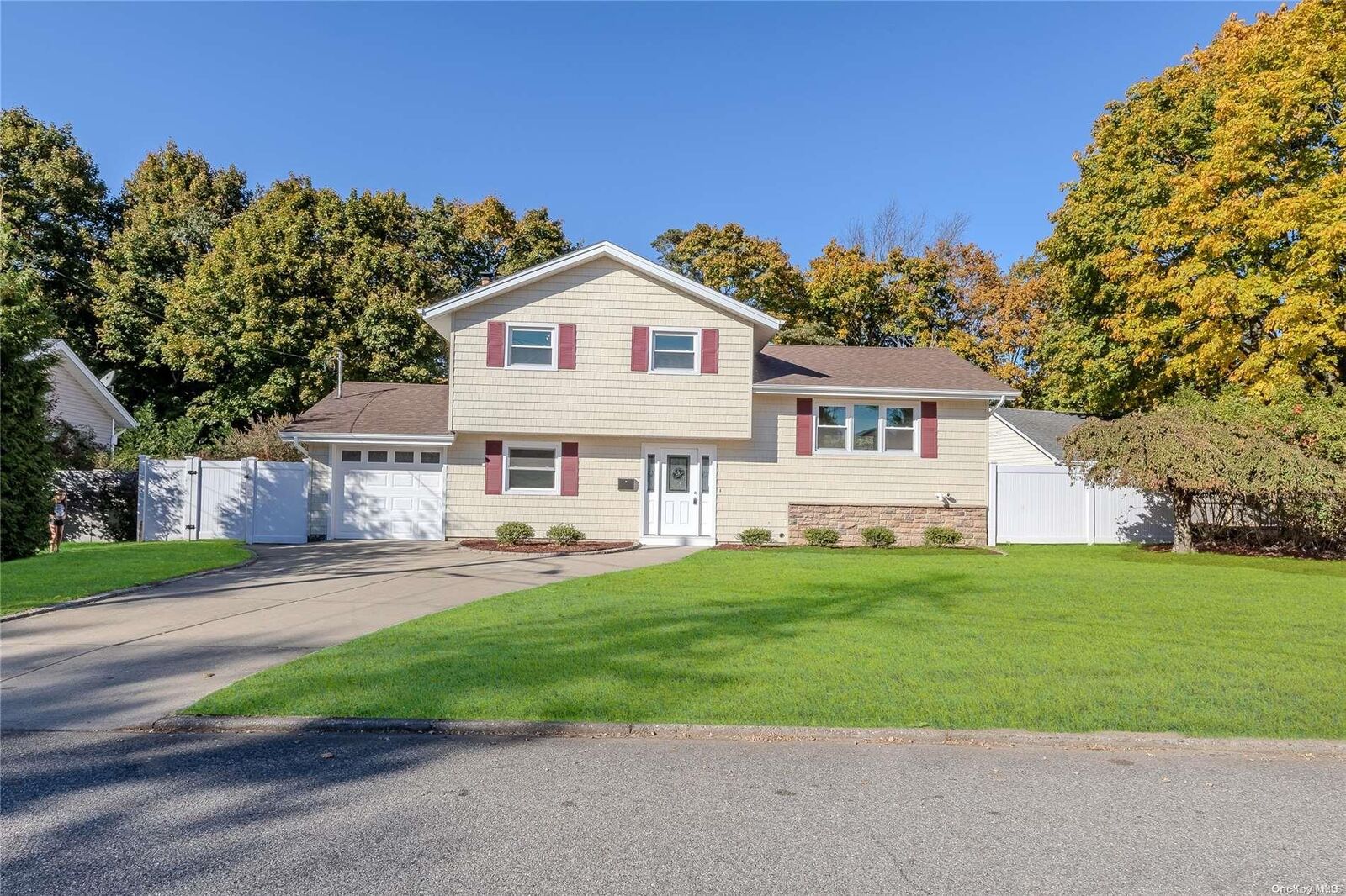 Property Photo:  7 Radburn Lane  NY 11776 
