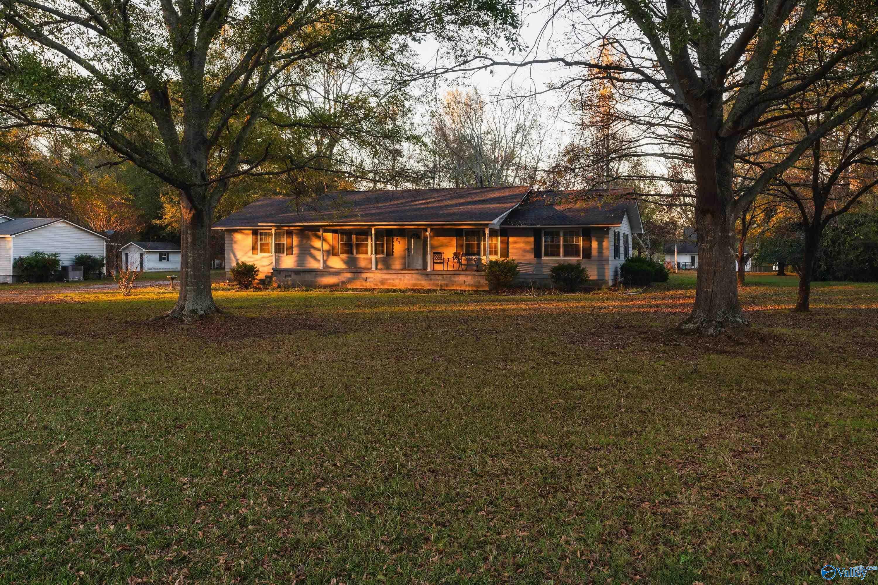 Property Photo:  207 7th Avenue NE  AL 35016 