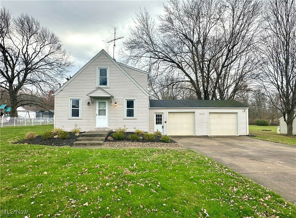 Property Photo:  8690 Stetson Drive NE  OH 44484 