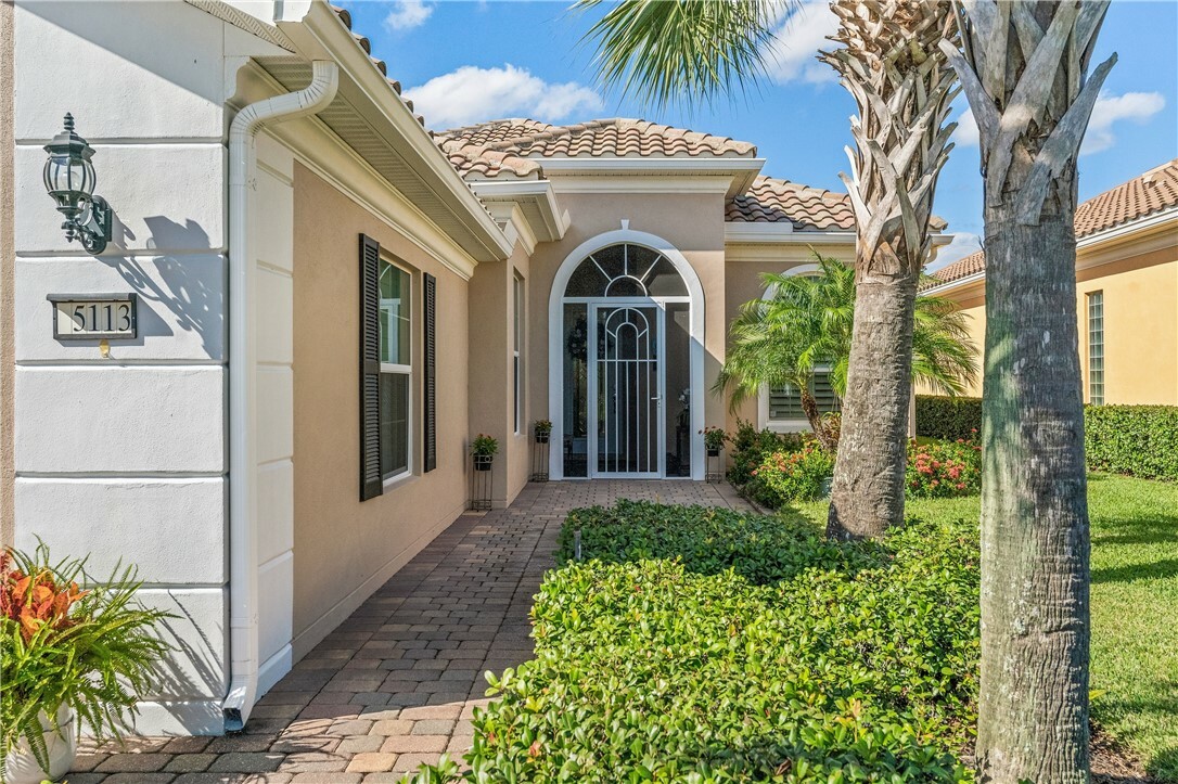 Property Photo:  5113 Formosa Circle  FL 32967 