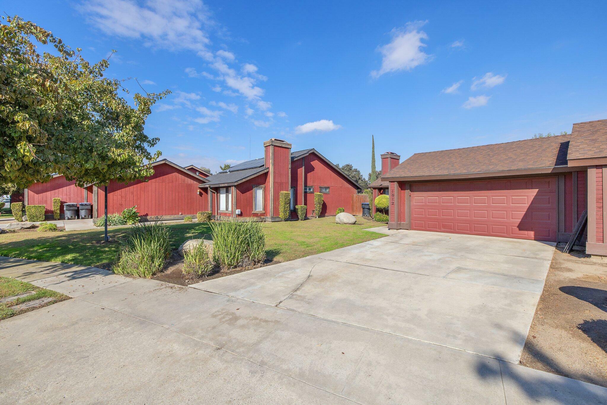 Property Photo:  1012 E Oakridge Avenue  CA 93292 