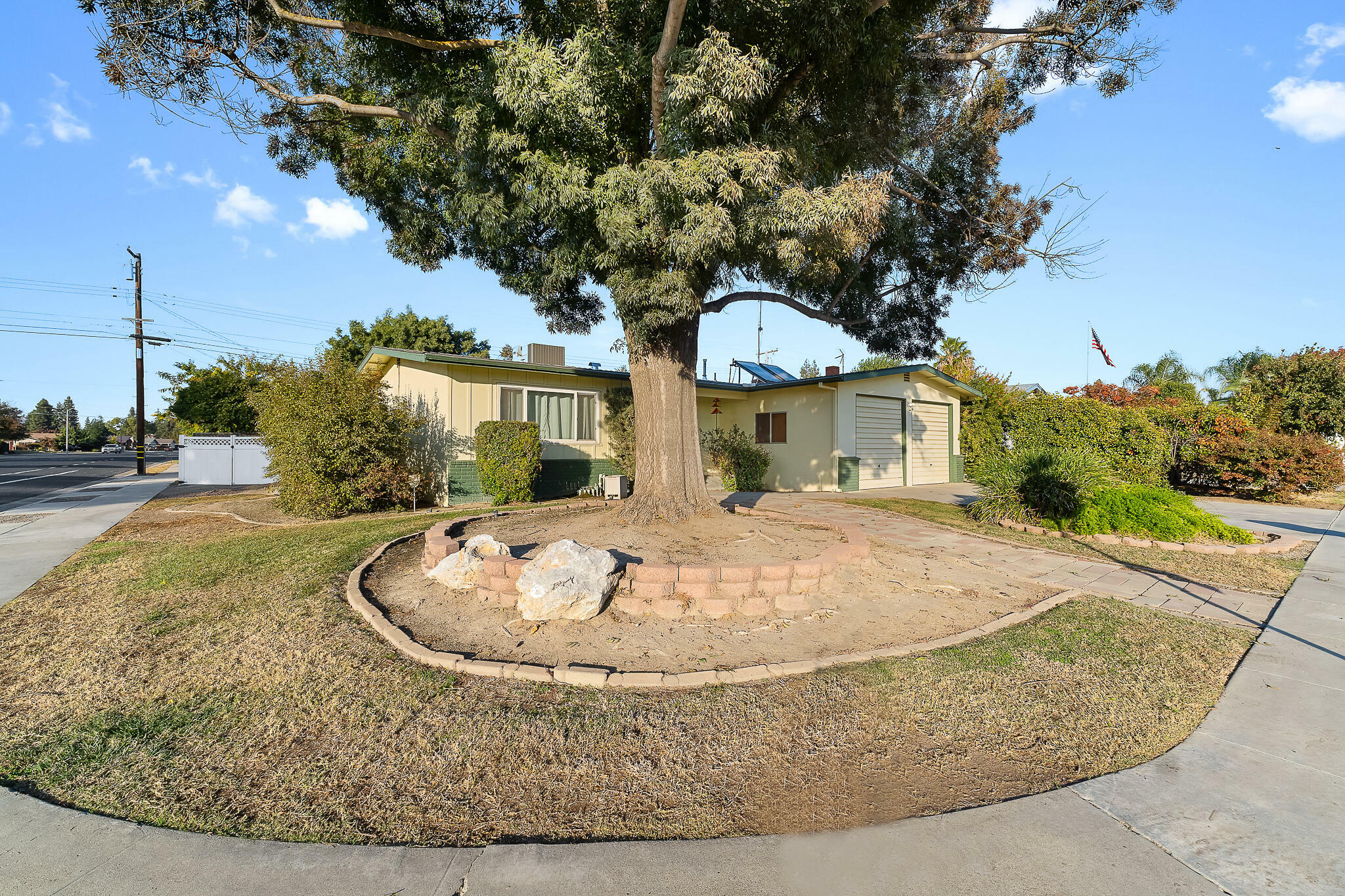 Property Photo:  370 E Gail Avenue  CA 93274 