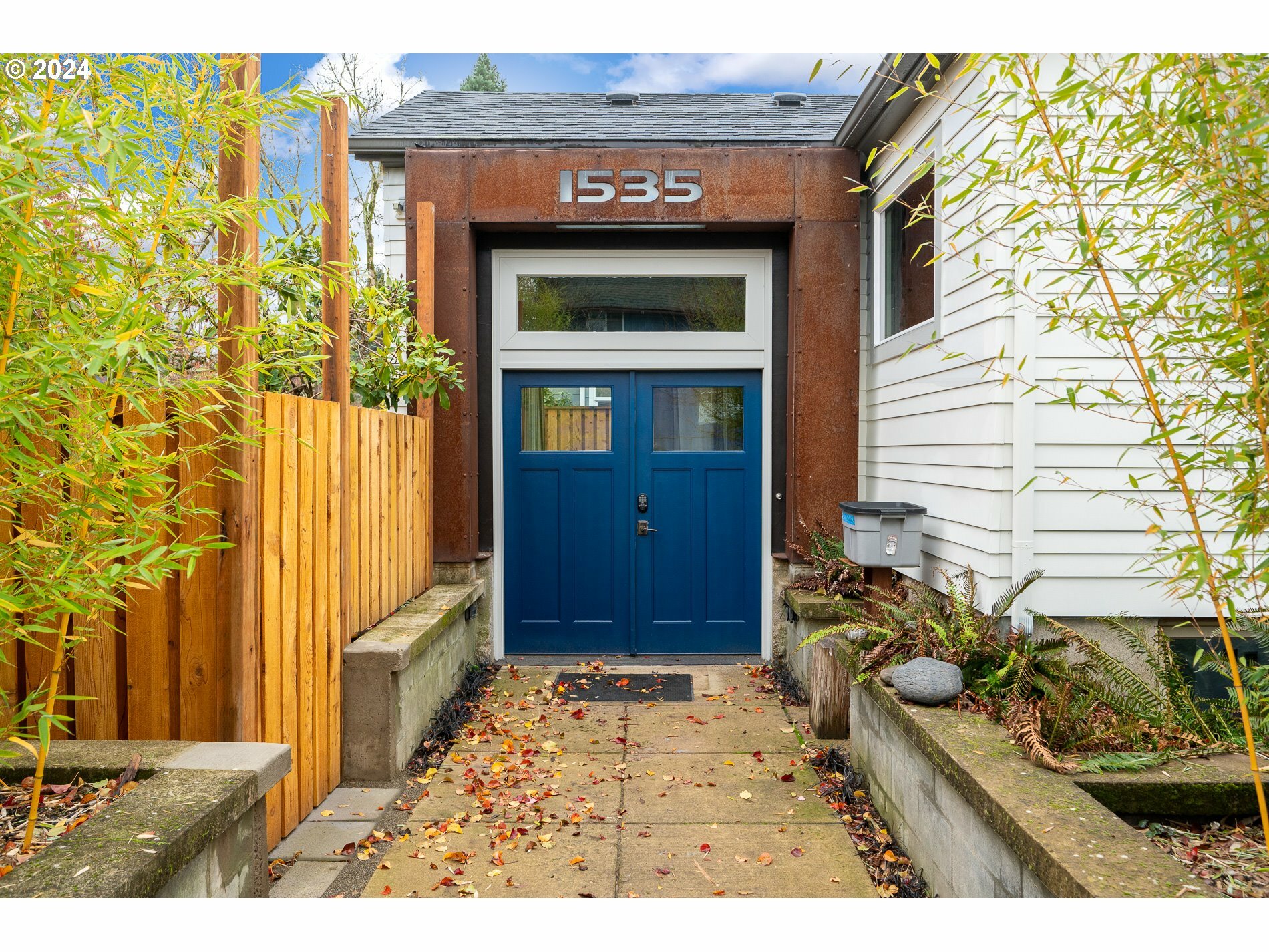 Property Photo:  1535 SE 80th Ave  OR 97215 