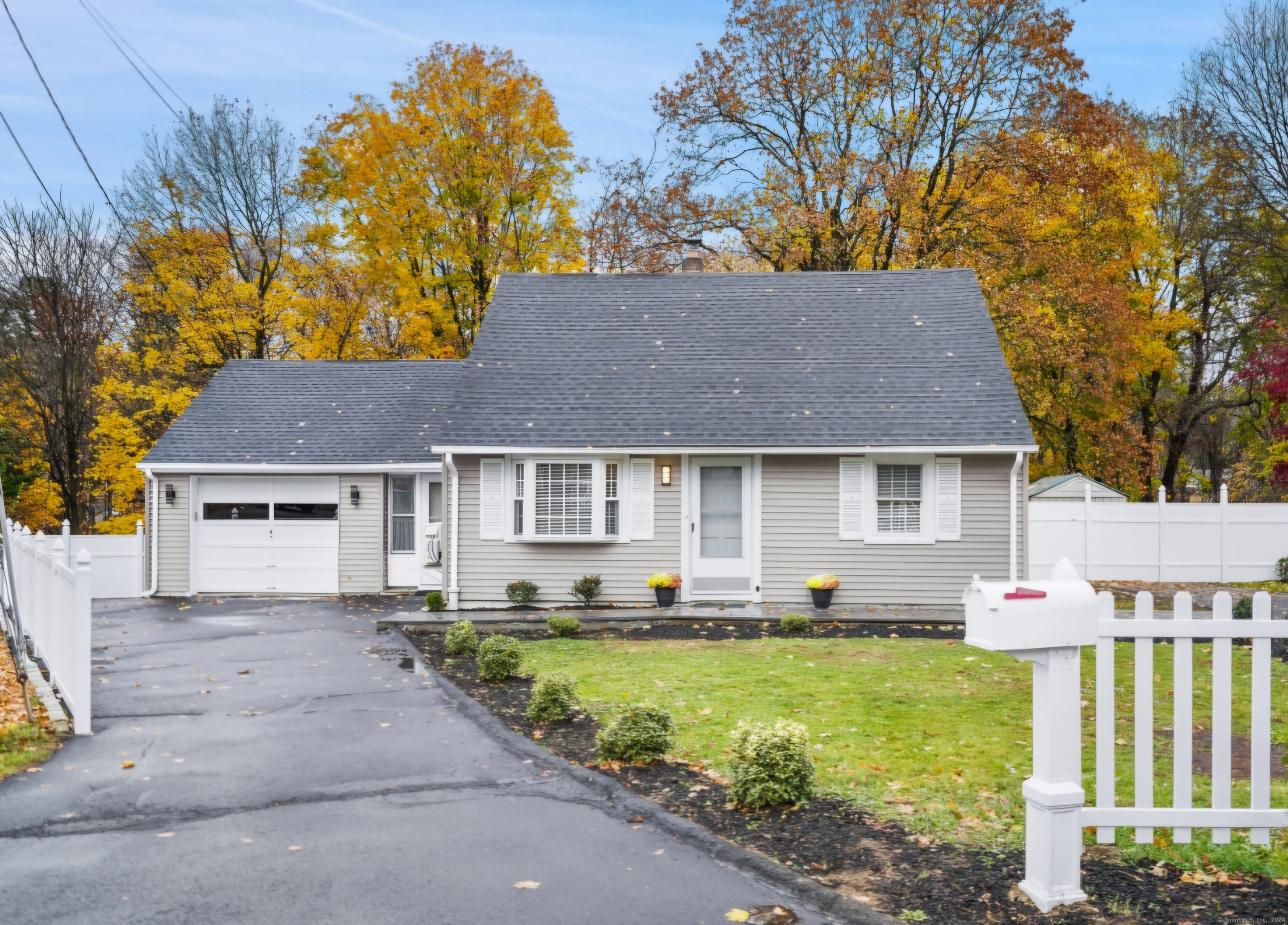 Property Photo:  86 Old Barn Road West  CT 06905 