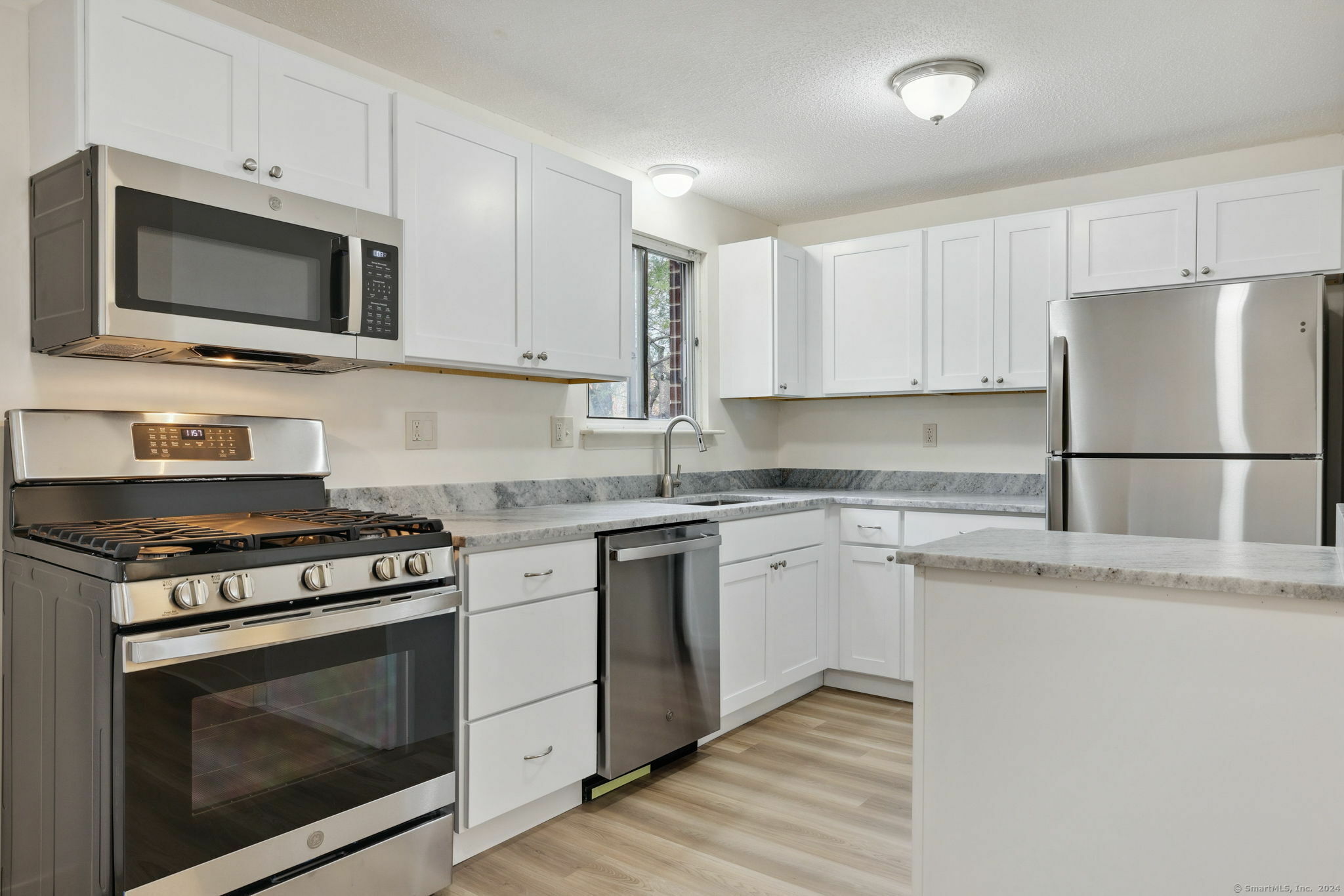 Property Photo:  292 Green Road Apt B  CT 06042 