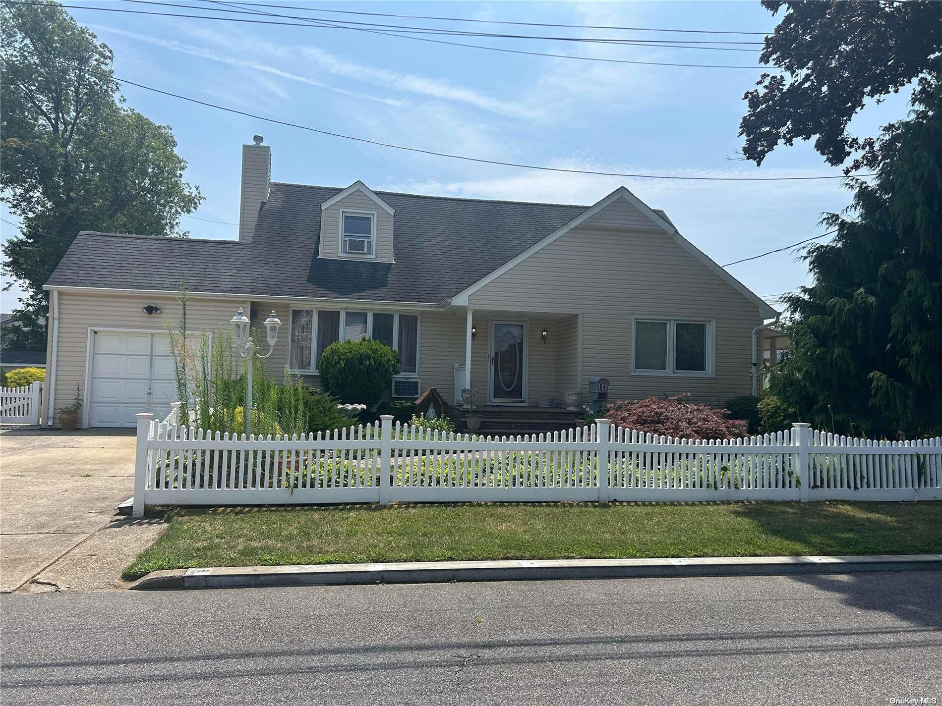 84 Merritt Street  Lindenhurst NY 11757 photo