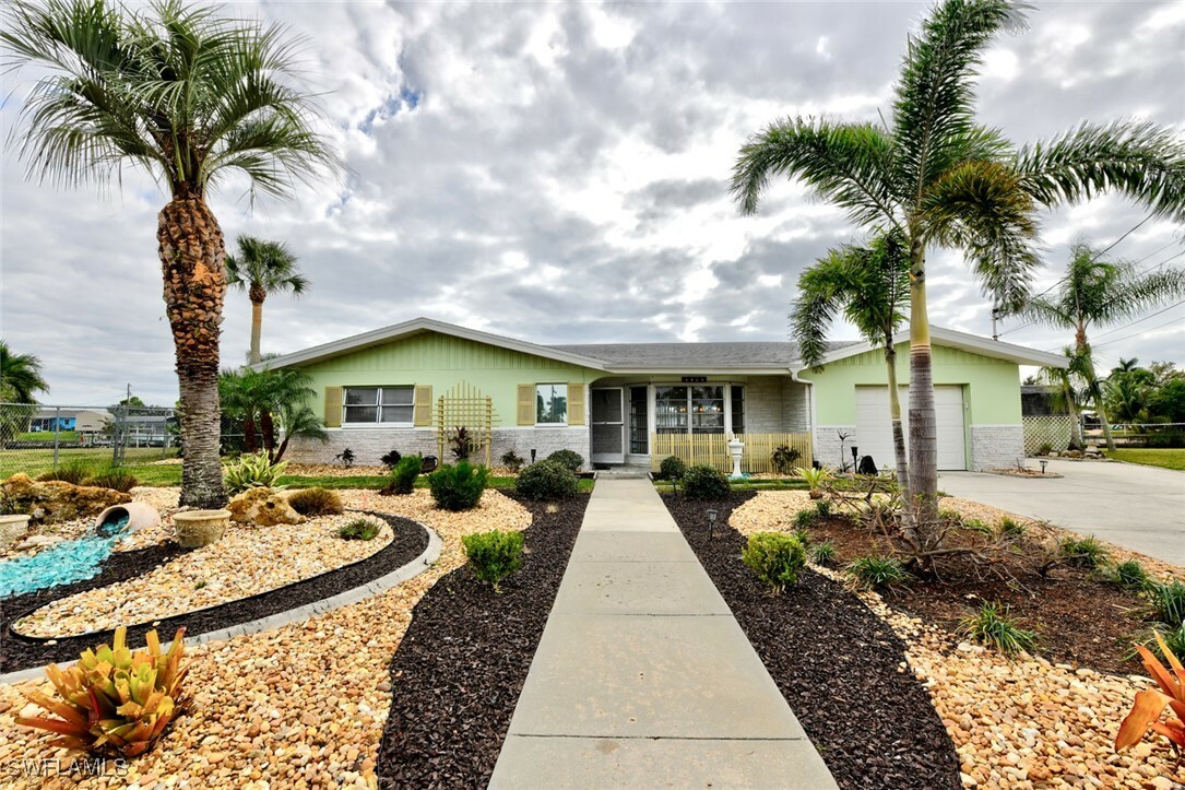 Property Photo:  4404 N Bay Circle  FL 33903 