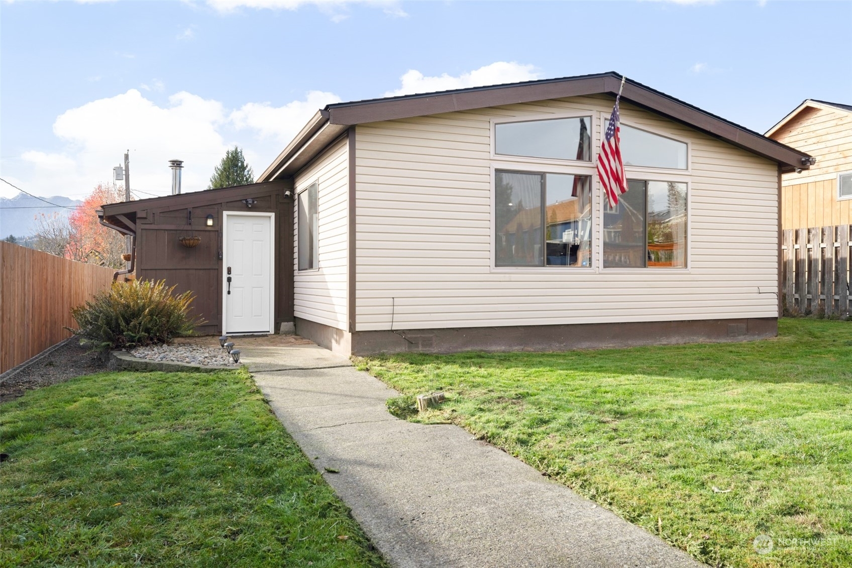 Property Photo:  1014 W 11th Street  WA 98363 