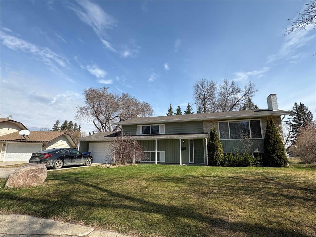 Property Photo: 72 Centennial Drive MB R7N 2W9