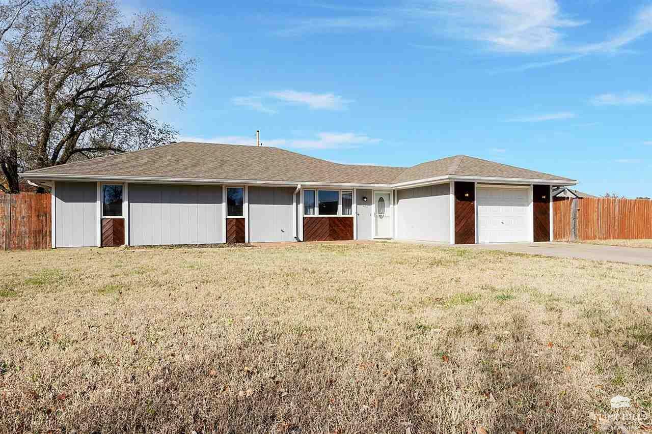 Property Photo:  1320 Parkside Drive  KS 66441 