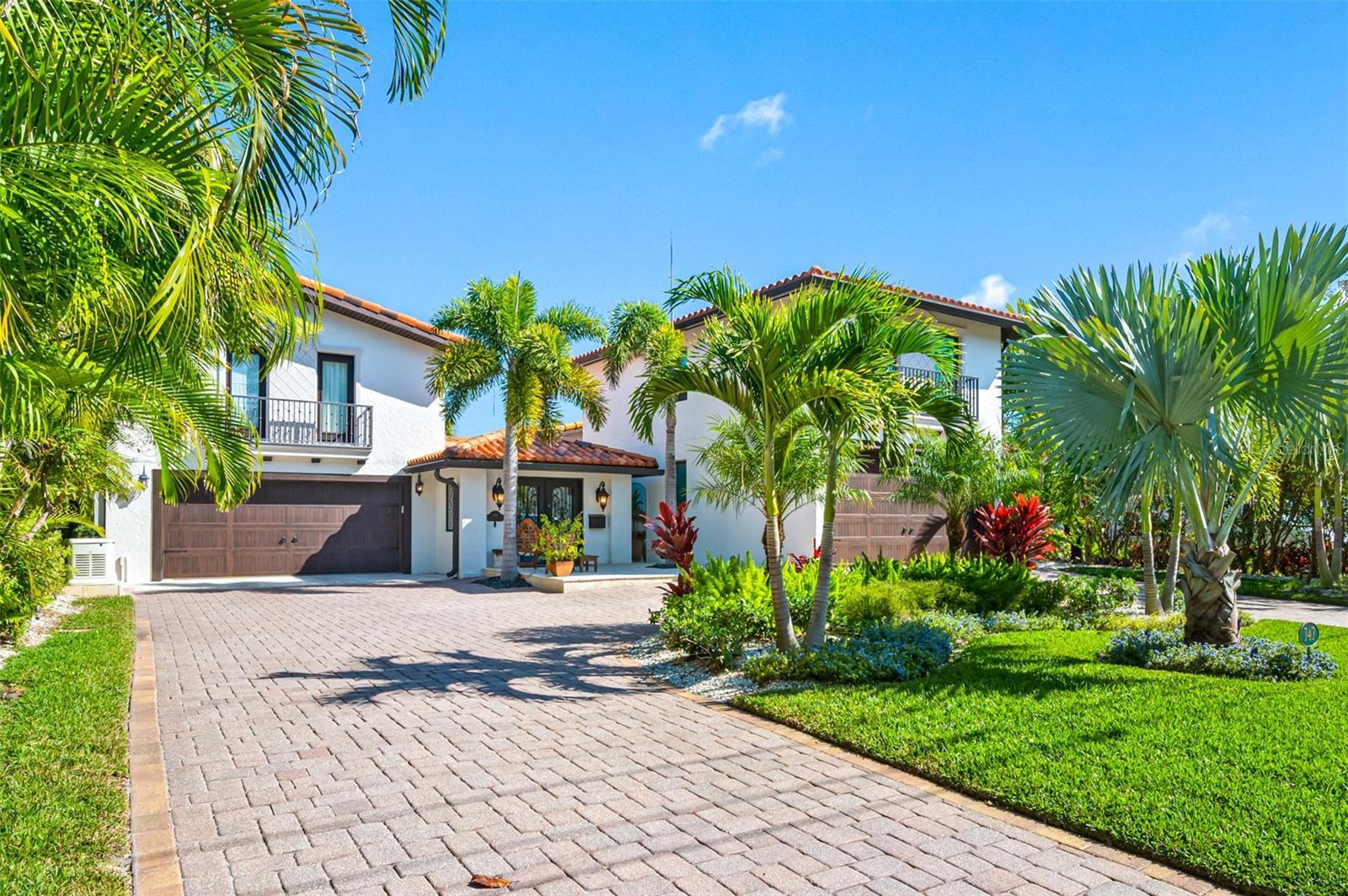 Property Photo: 747 Brightwaters Boulevard NE FL 33704