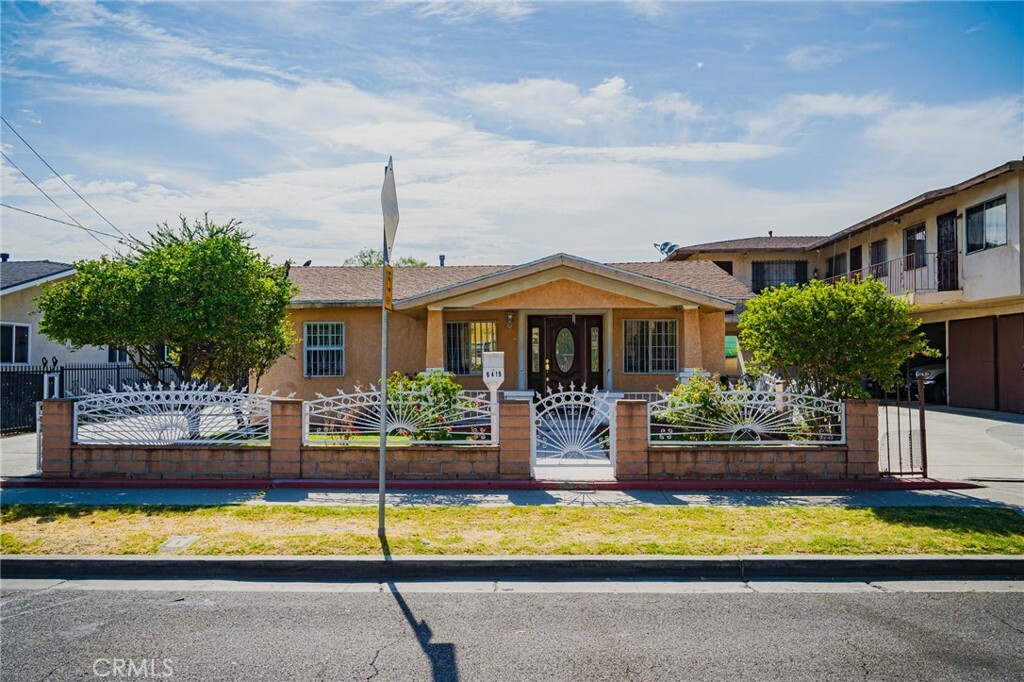 Property Photo:  6419 Vinevale Avenue  CA 90201 