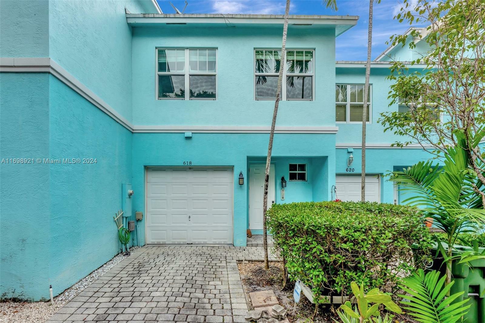 Property Photo:  618 SE 13th St  FL 33316 