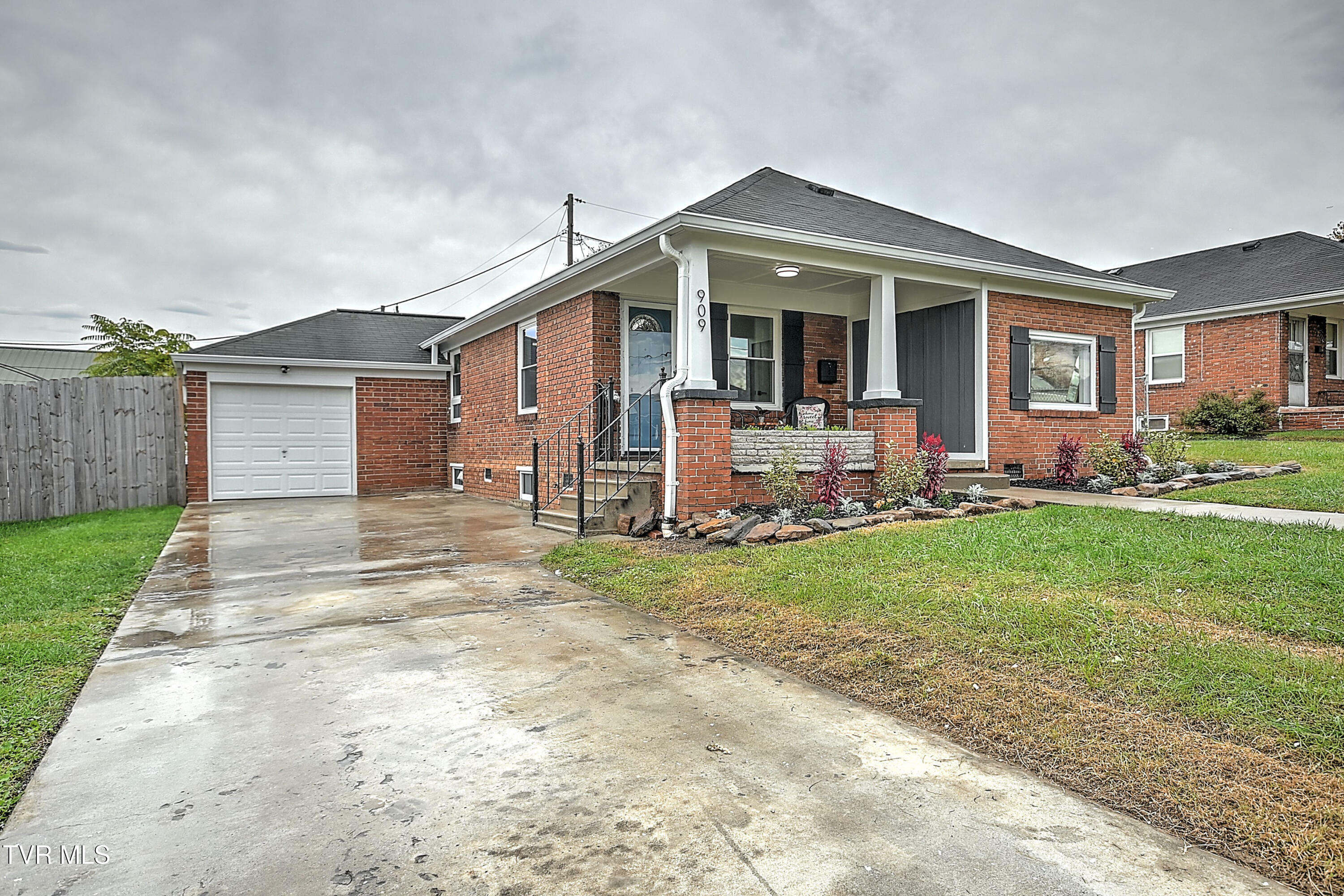 Property Photo:  909 Birch Street  TN 37664 