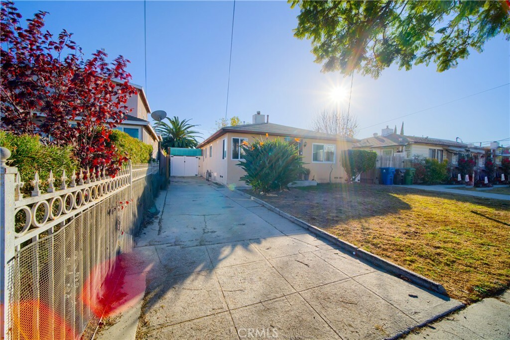 Property Photo:  1642 W 215th Street  CA 90501 