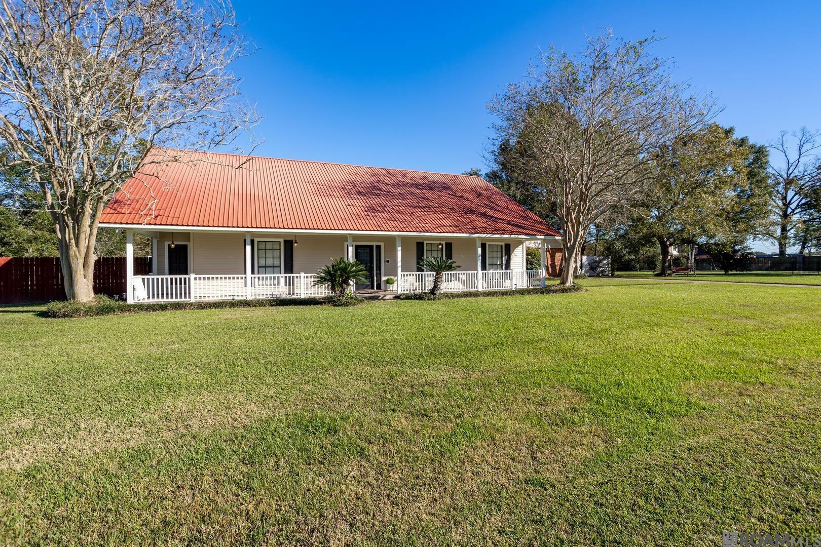 Property Photo: 10423 Ginger Place Dr LA 70817