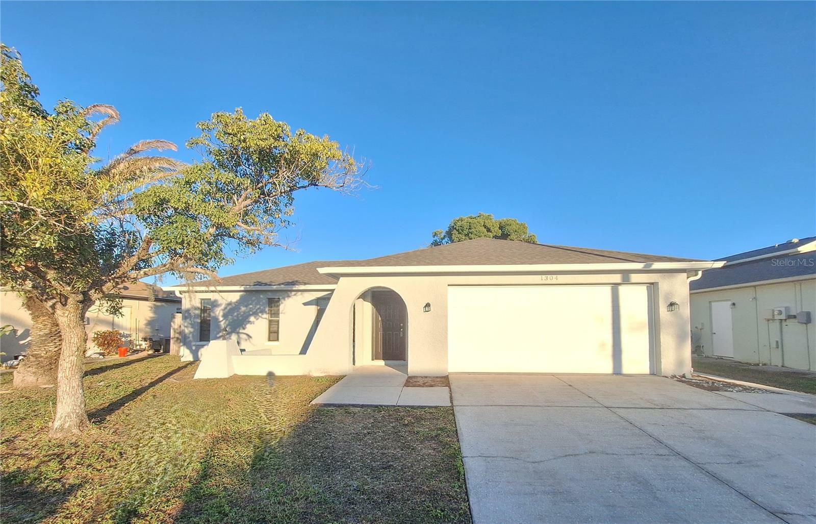 Property Photo:  1304 Greenlea Drive  FL 34691 