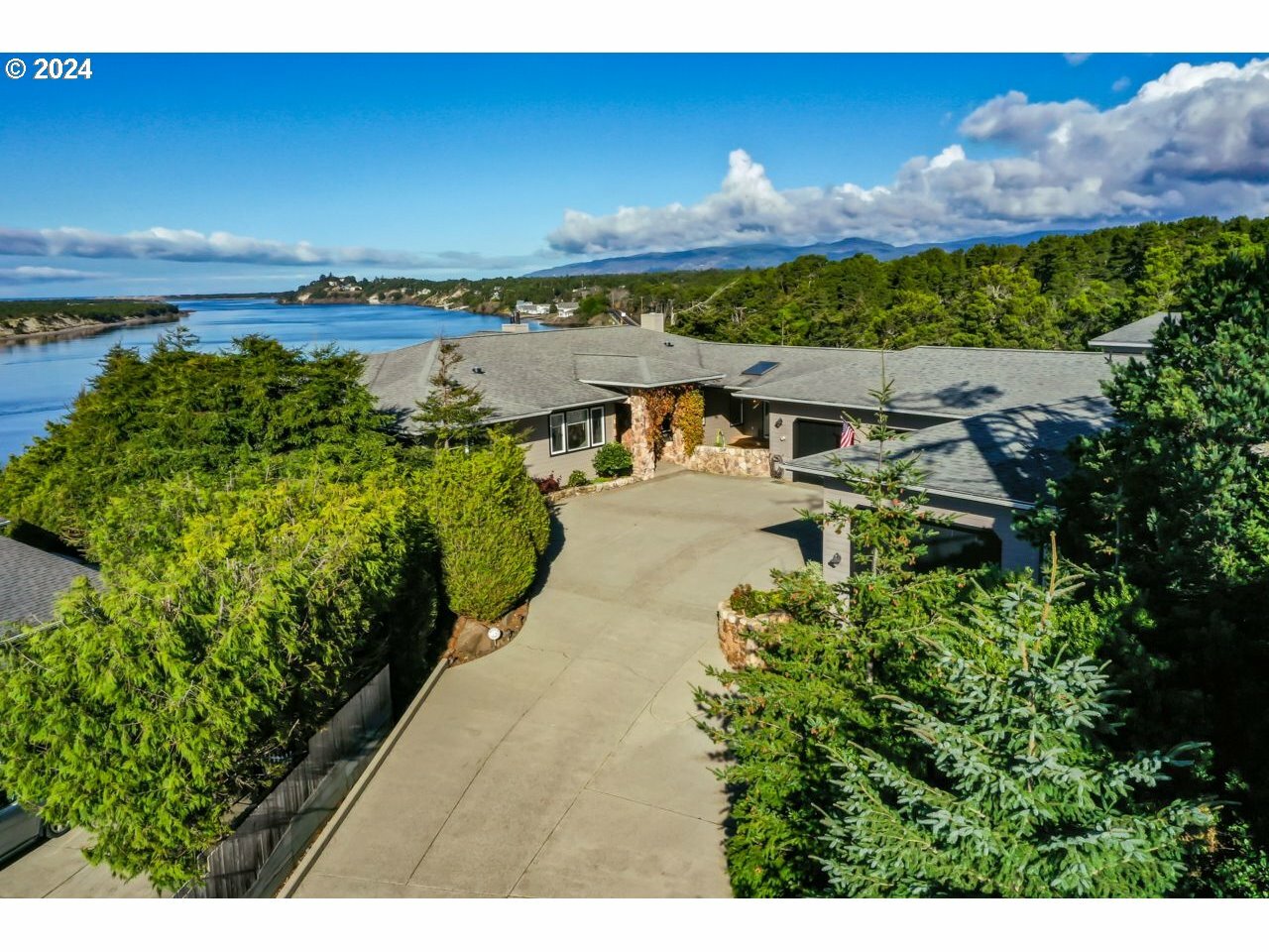 Property Photo: 1 Marielle Ln OR 97439