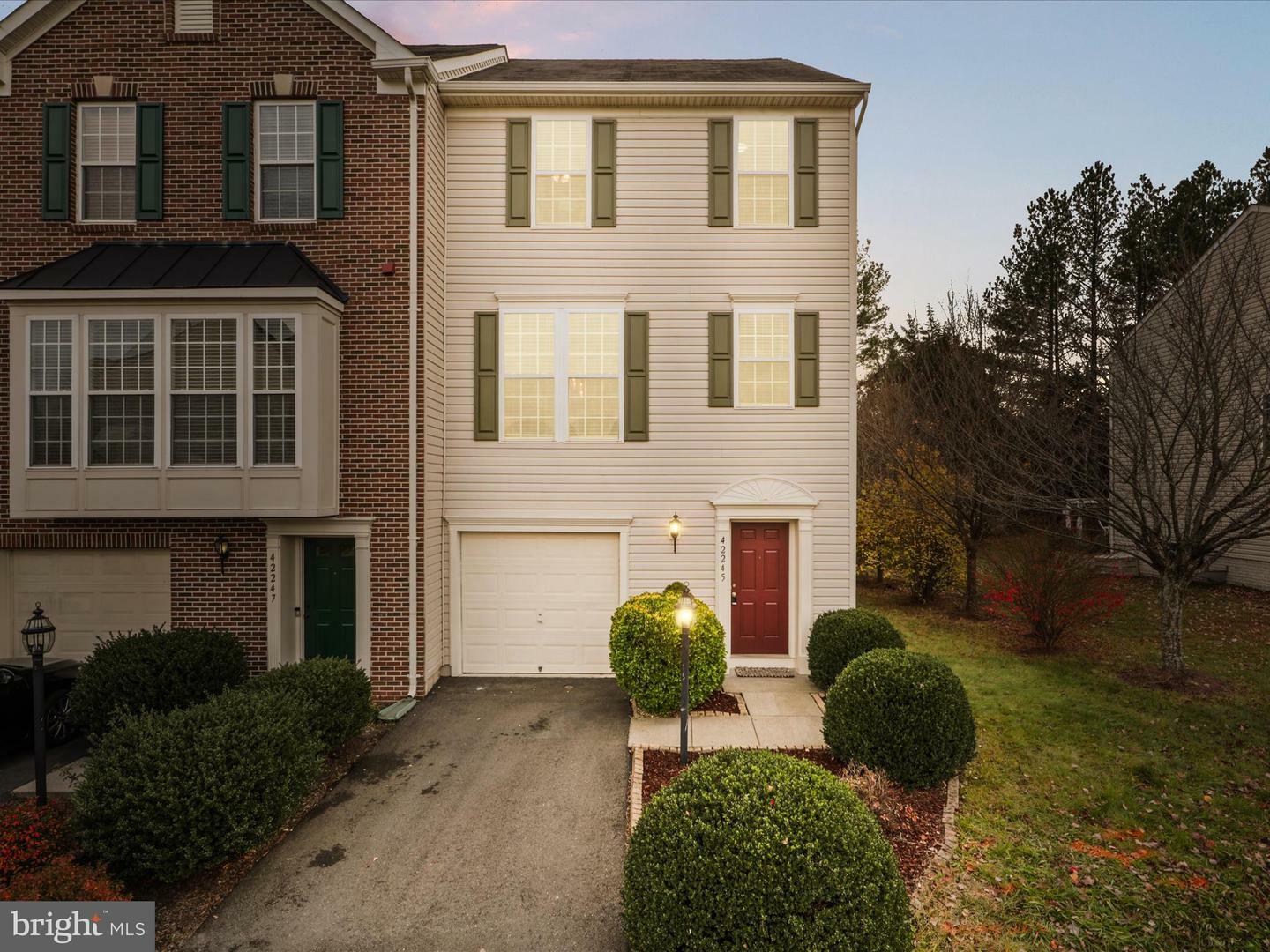 Property Photo:  42245 St Huberts Place  VA 20152 