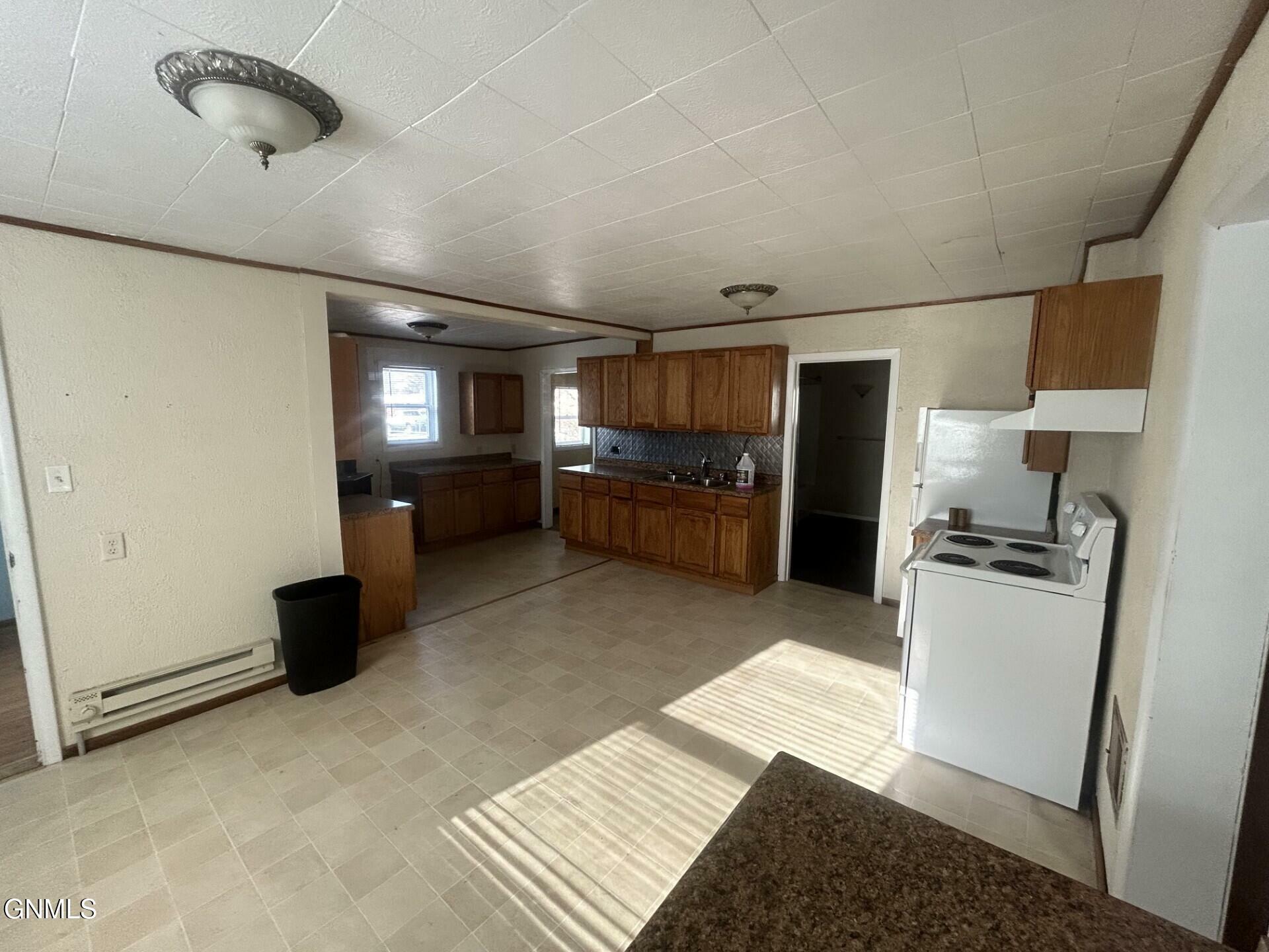 Property Photo:  107 3rd Avenue NW  ND 58623 