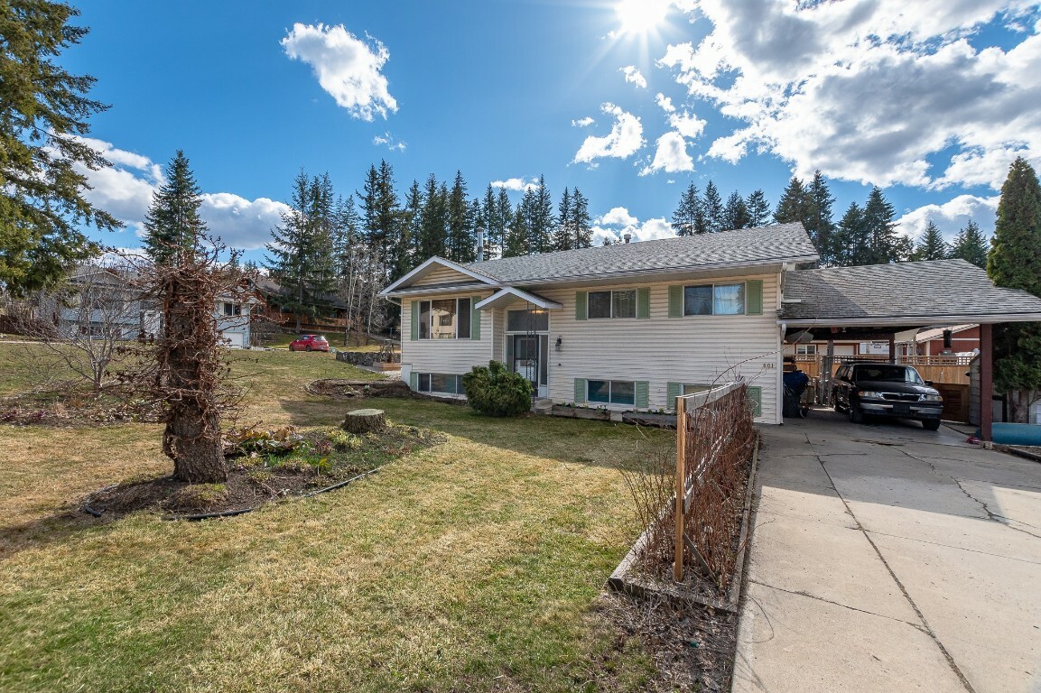 Photo de la propriété:  801 26 Street SE  BC V1E 2H6 