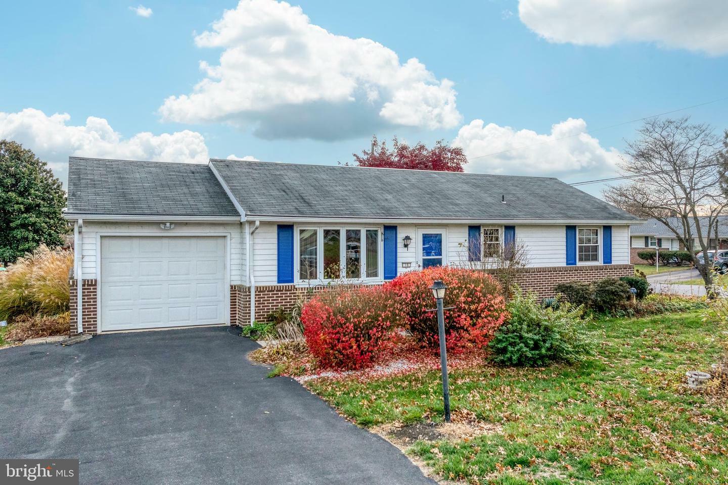 Property Photo:  10 W Wynwood Drive  PA 17584 