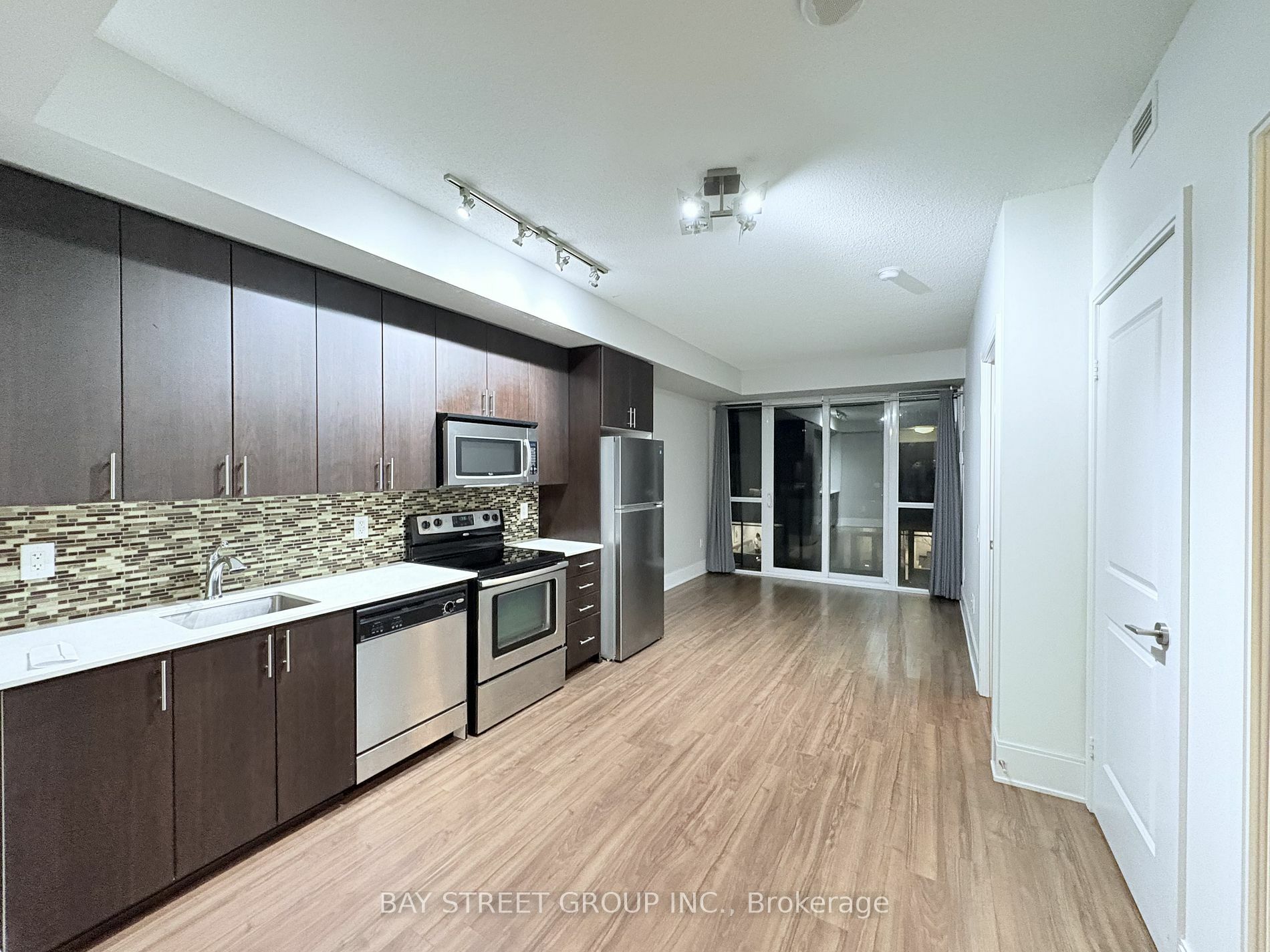 Property Photo:  560 Front St W 409  ON M5V 1C1 