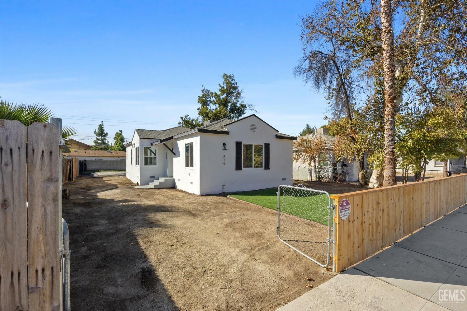 Property Photo:  219 8th Street  CA 93304 