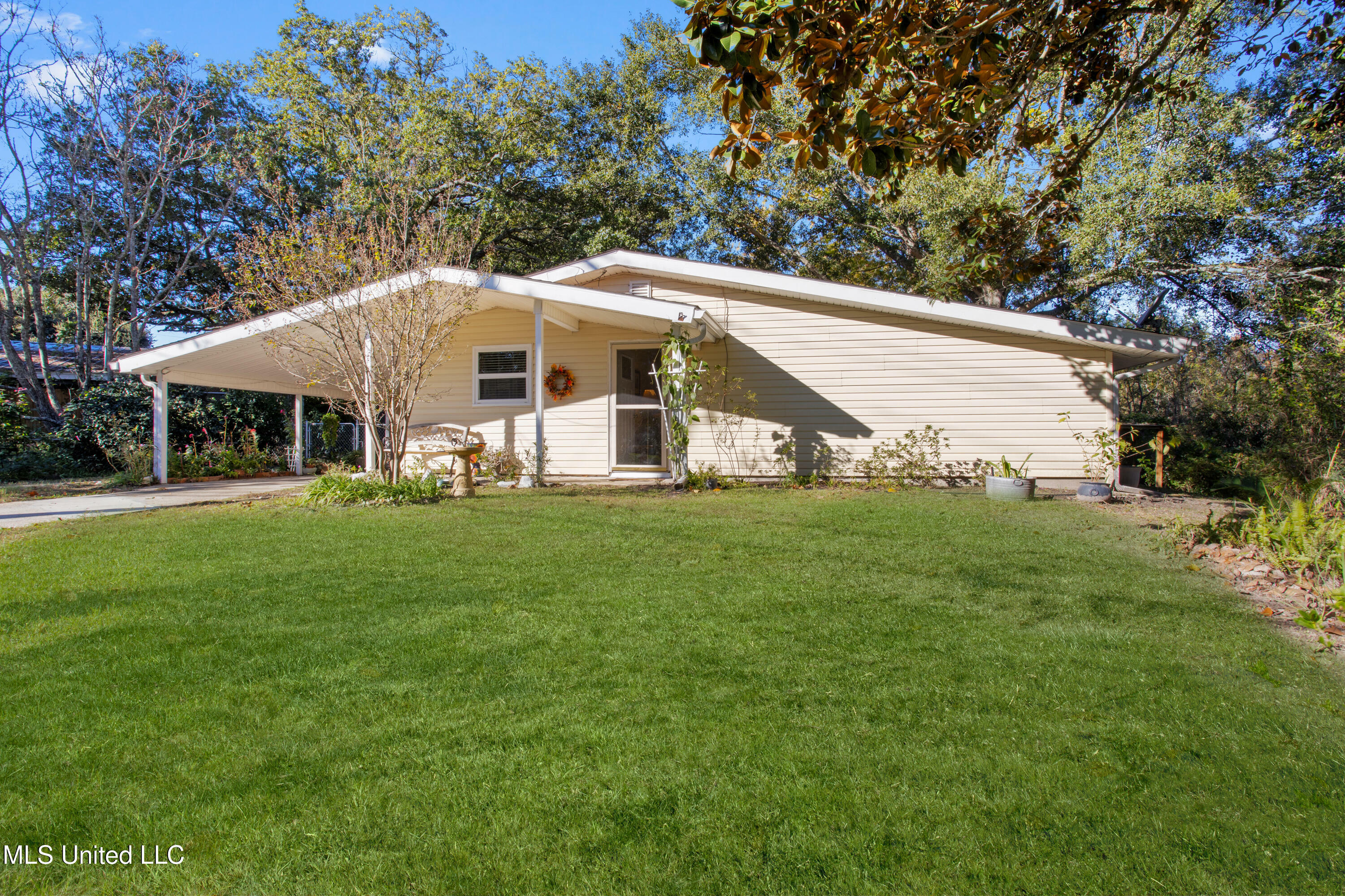 Property Photo:  237 Holcomb Boulevard  MS 39564 