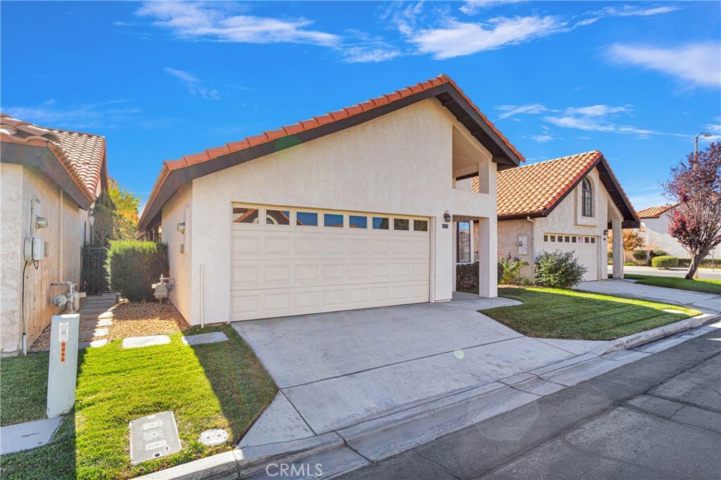 Property Photo:  19235 Pine Way  CA 92308 