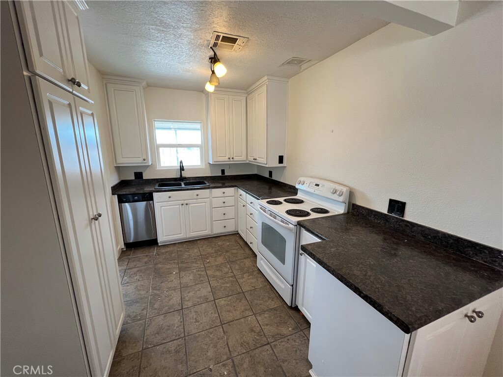 Property Photo:  21621 Pine Ridge Avenue  CA 92307 