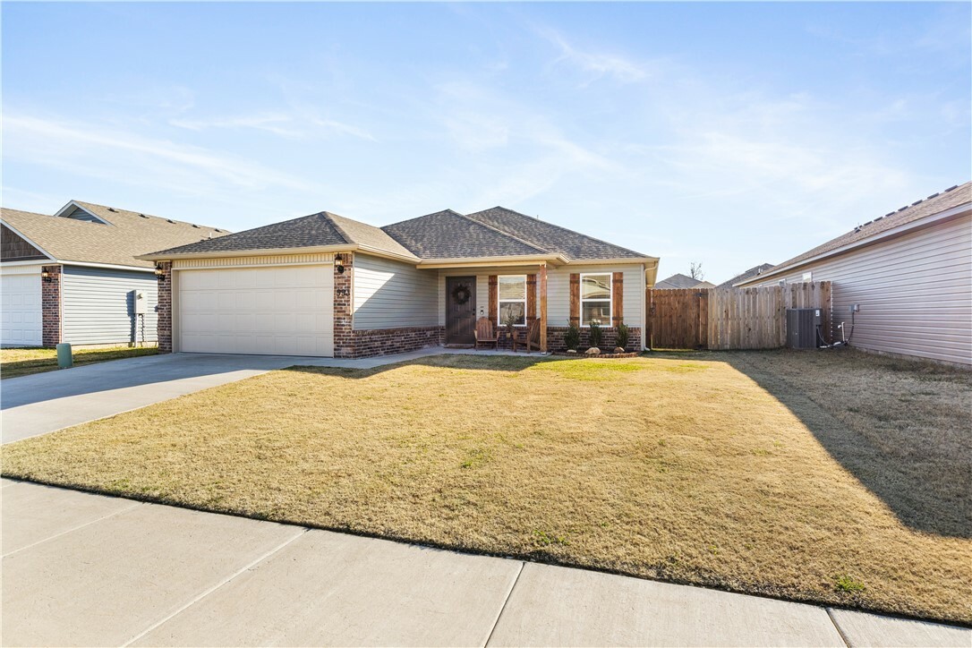 Property Photo:  993 E Starling Street  AR 72701 