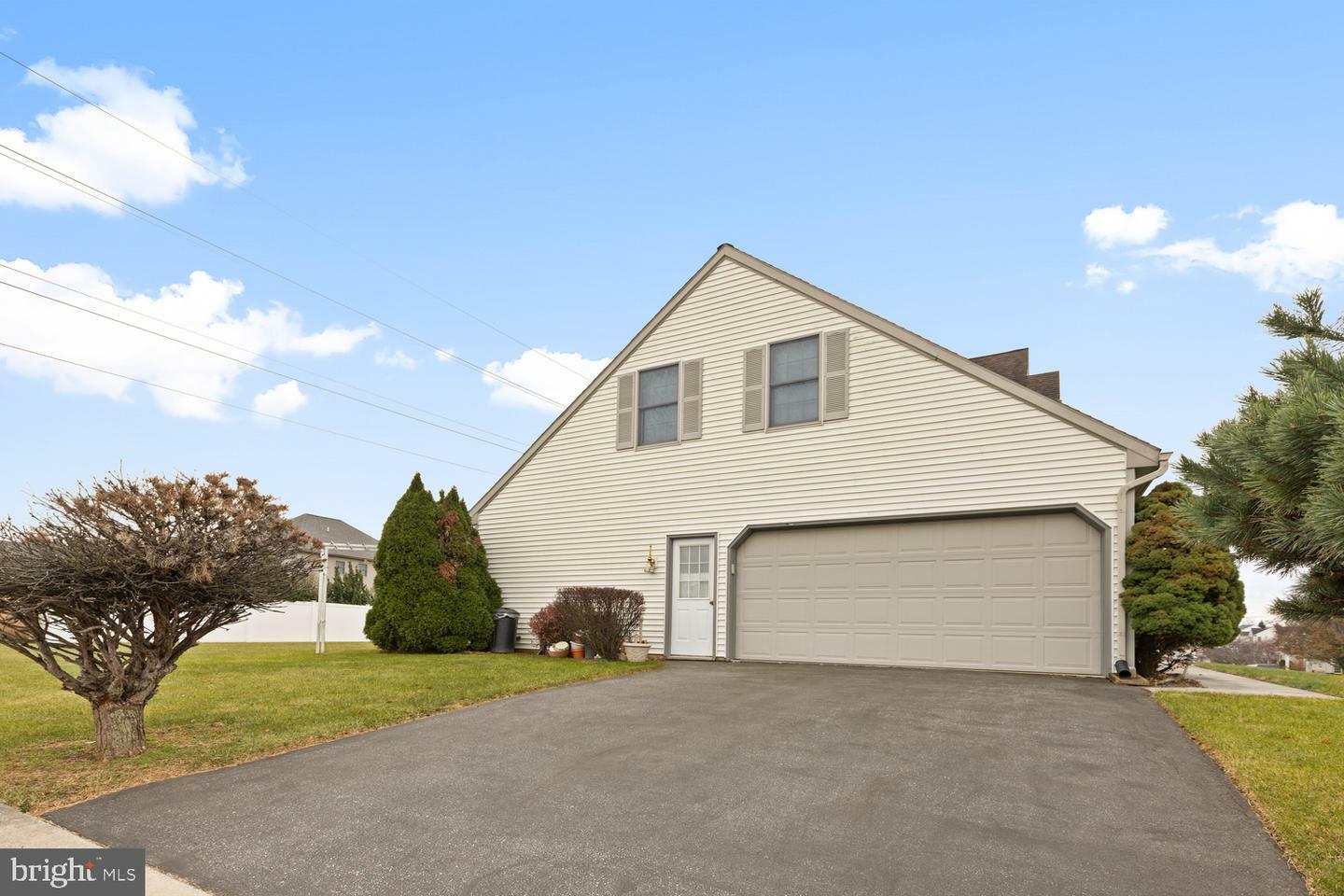 Property Photo:  317 Oak Leaf Lane  PA 17602 