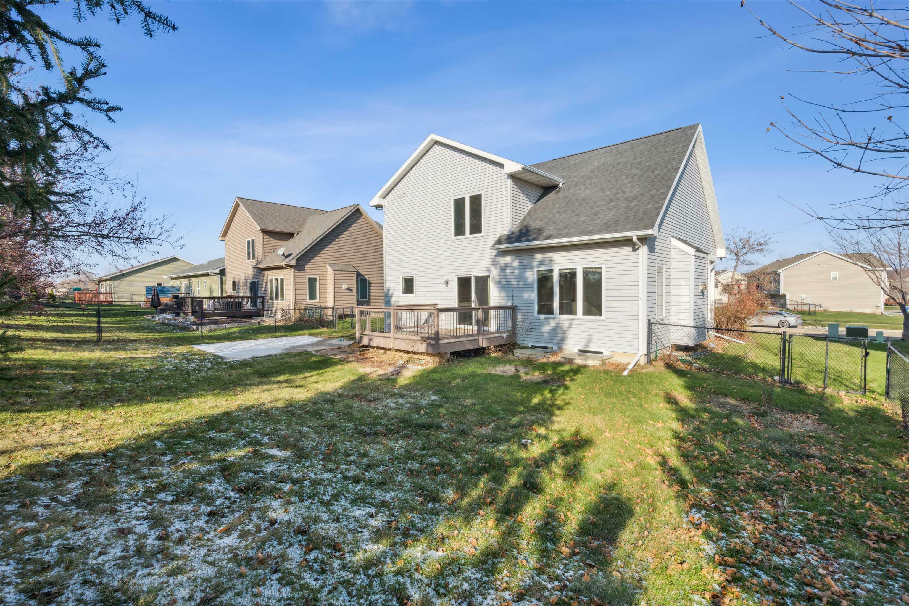 Property Photo:  460 Locust Drive  IA 52317 