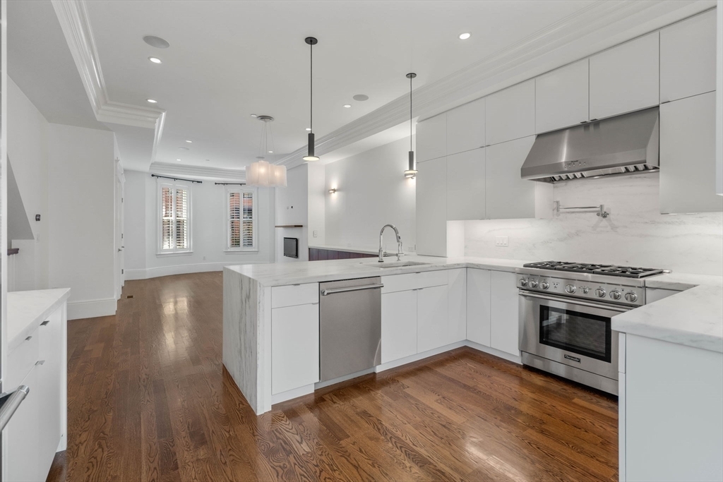 Property Photo:  121 W Newton Street 1  MA 02118 