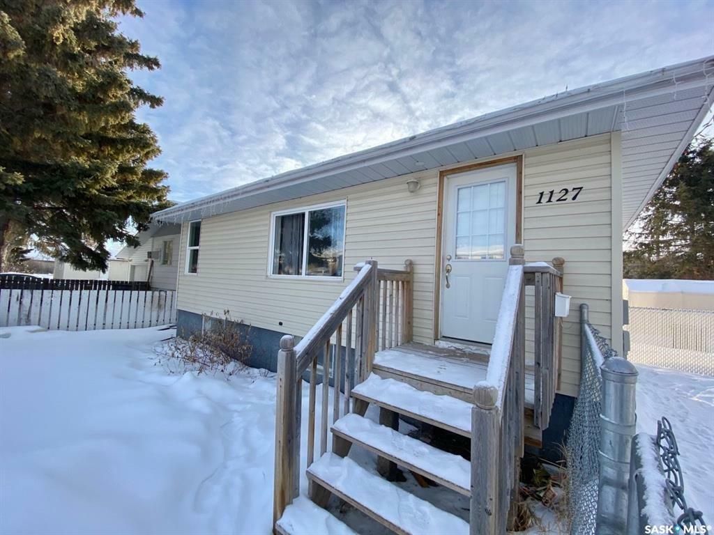 Property Photo:  1127 18th Street W  SK S6V 4B5 