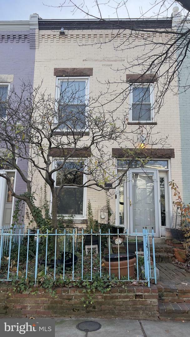 Property Photo:  1213 D Street NE  DC 20002 