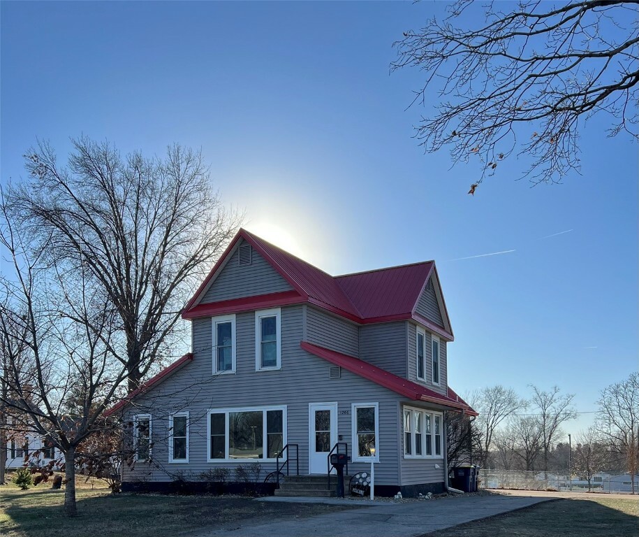 Property Photo:  1206 E 4th  IA 52349 