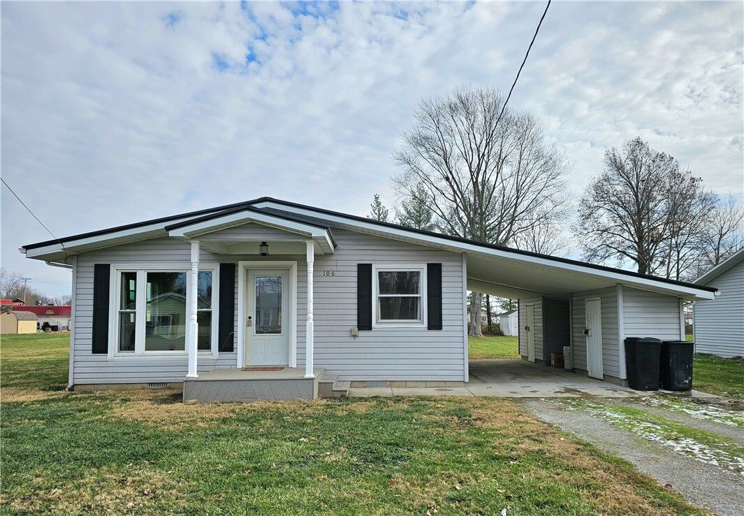 Property Photo:  106 S Pennsylvania Street  IL 62468 