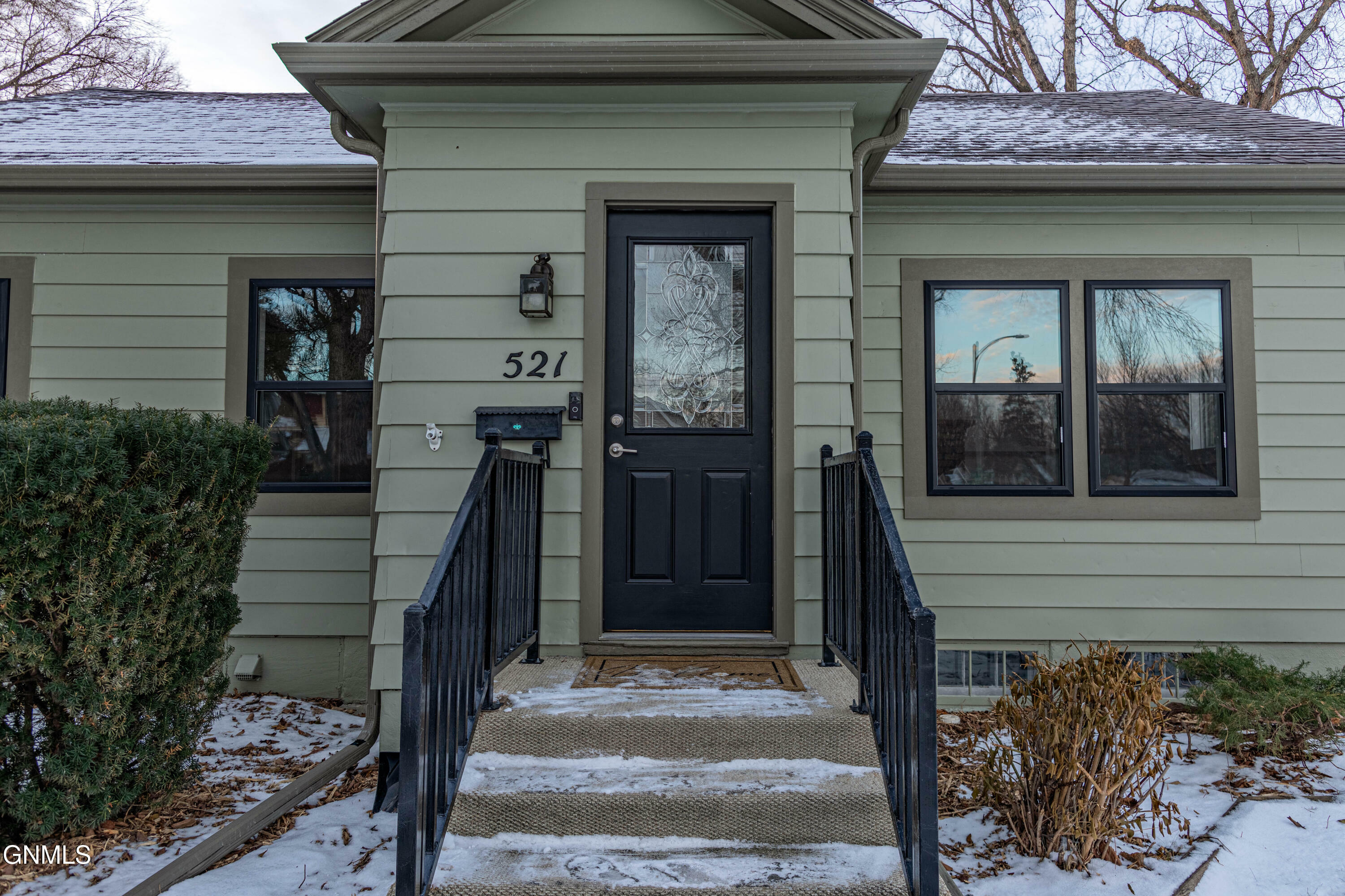 Property Photo:  521 Thayer Avenue  ND 58501 