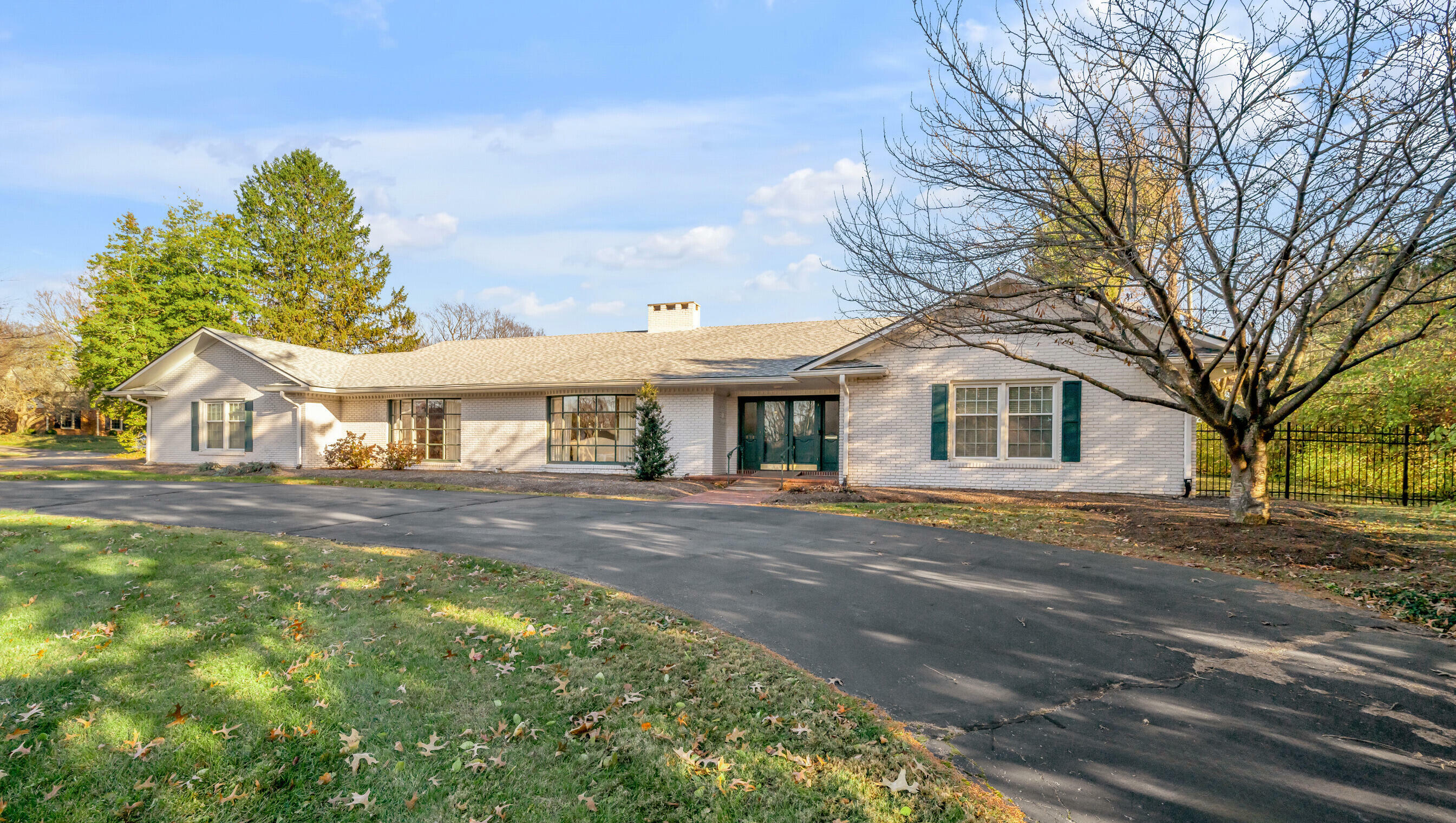 Property Photo:  834 Chinoe Road  KY 40502 
