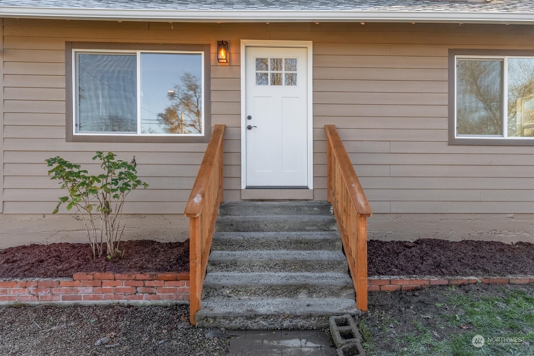 Property Photo:  1002 N 6th Avenue  WA 98626 