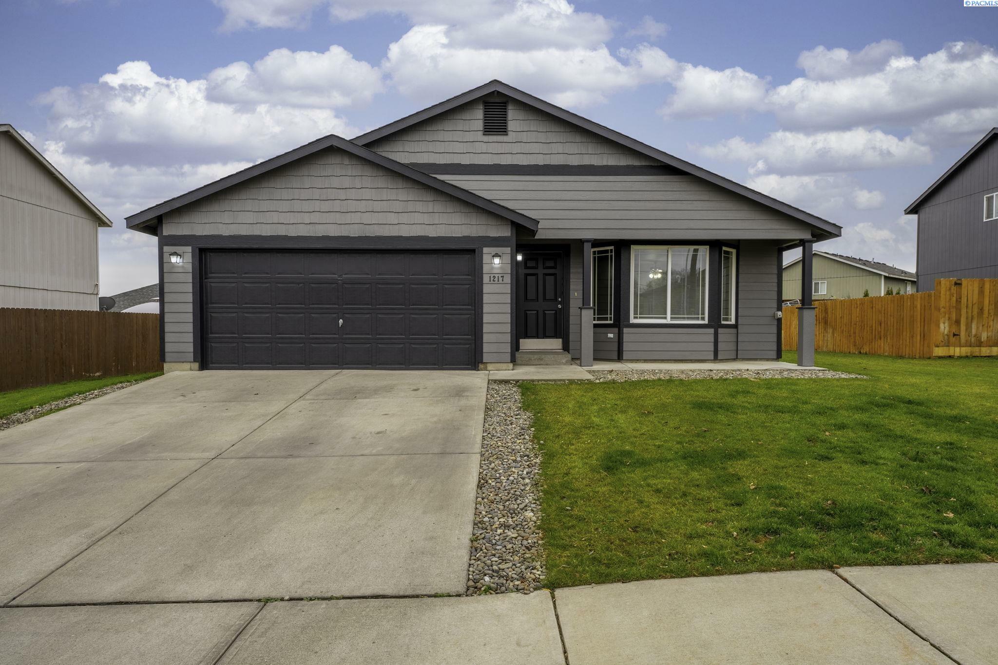 Property Photo:  1217 South St.  WA 98944 