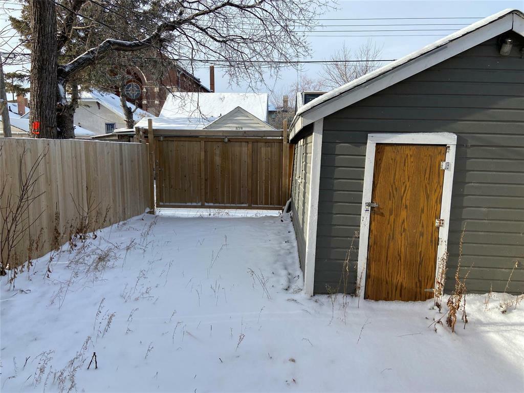 Property Photo:  884 Home Street  MB R3E 2C8 