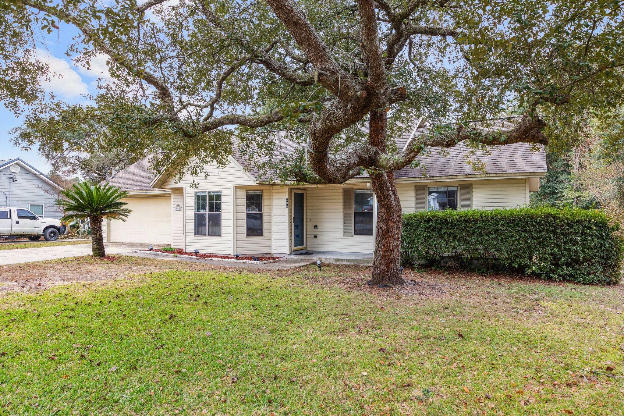 Property Photo:  205 W Pinoak Court  FL 32539 