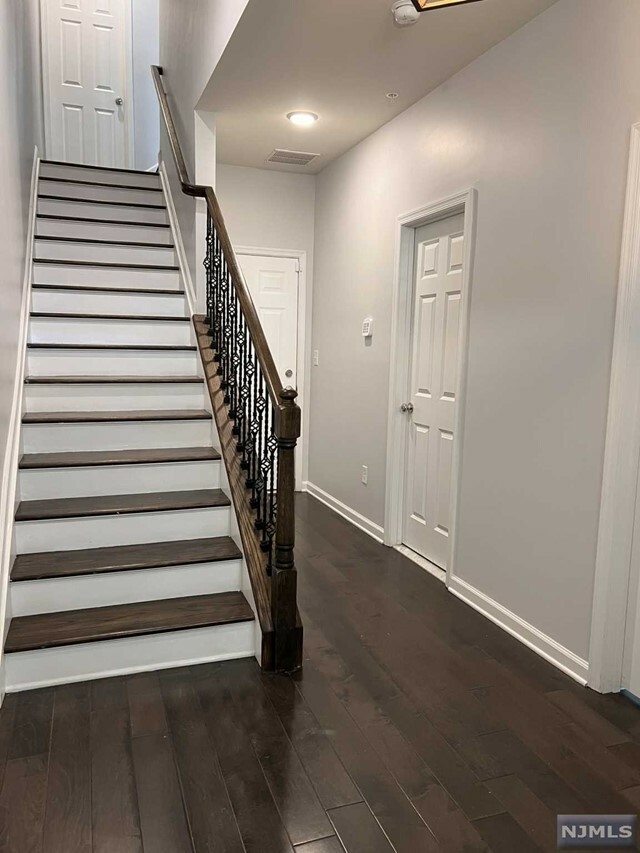 Property Photo:  28 Litchfield Lane  NJ 07410 