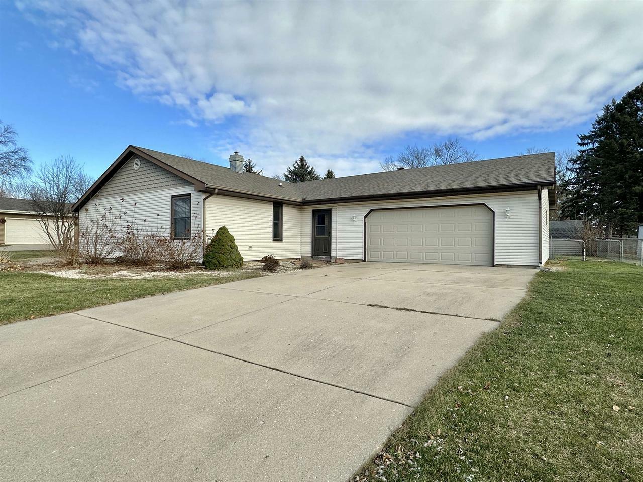 Property Photo:  404 Longwood Drive  WI 53548 