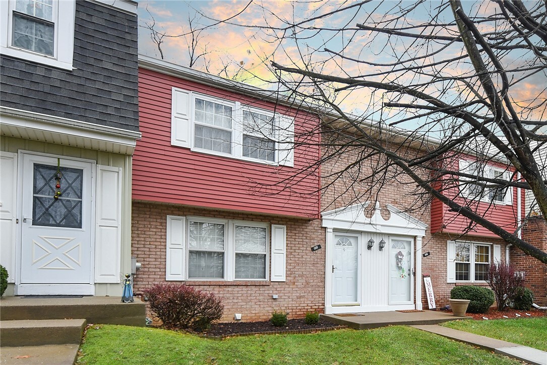 Property Photo:  806 Countryside Drive  PA 15136 