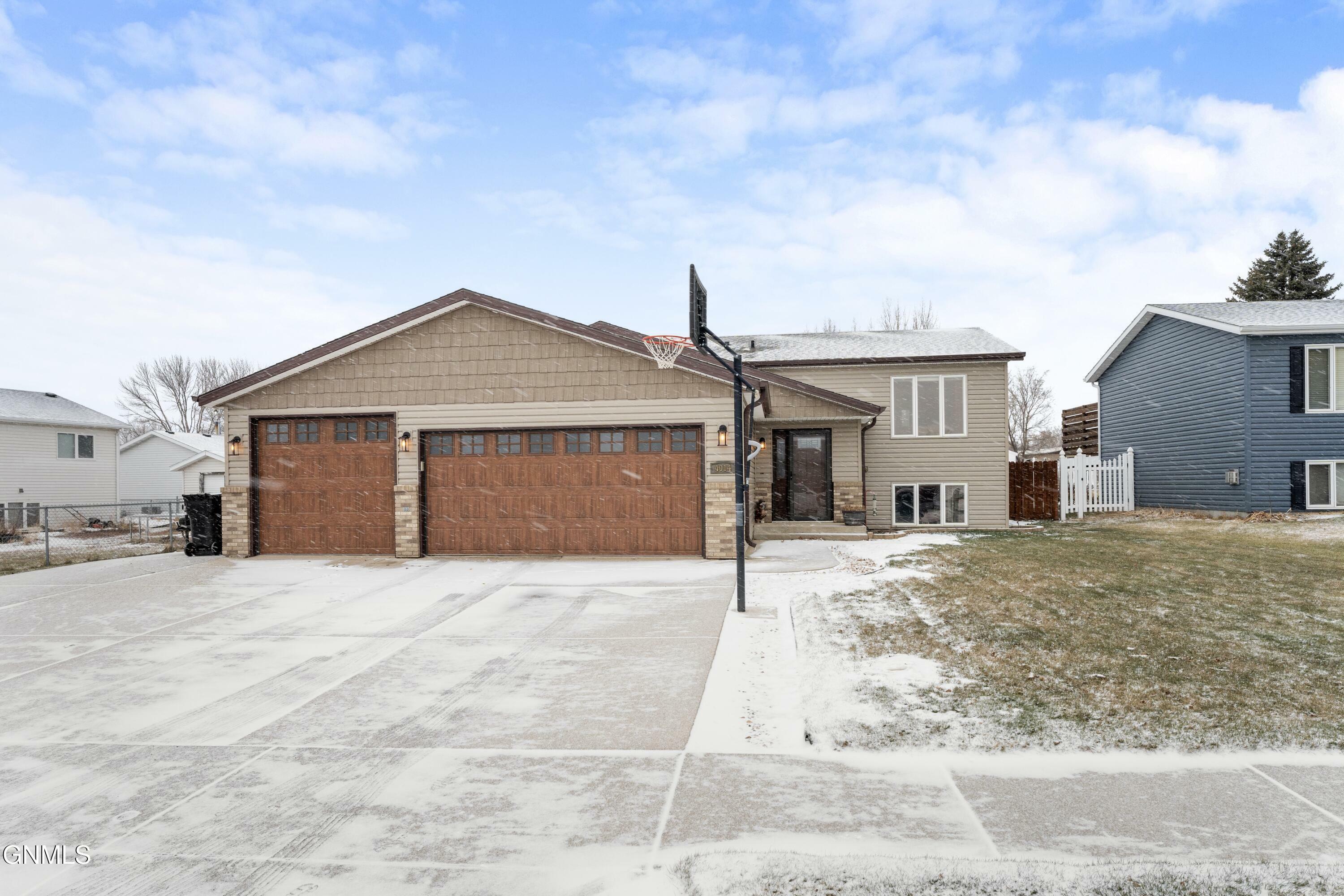 Property Photo:  4014 S Arlington Drive  ND 58503 